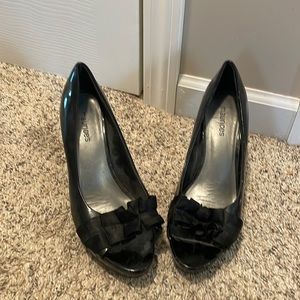 Maurice’s black heels